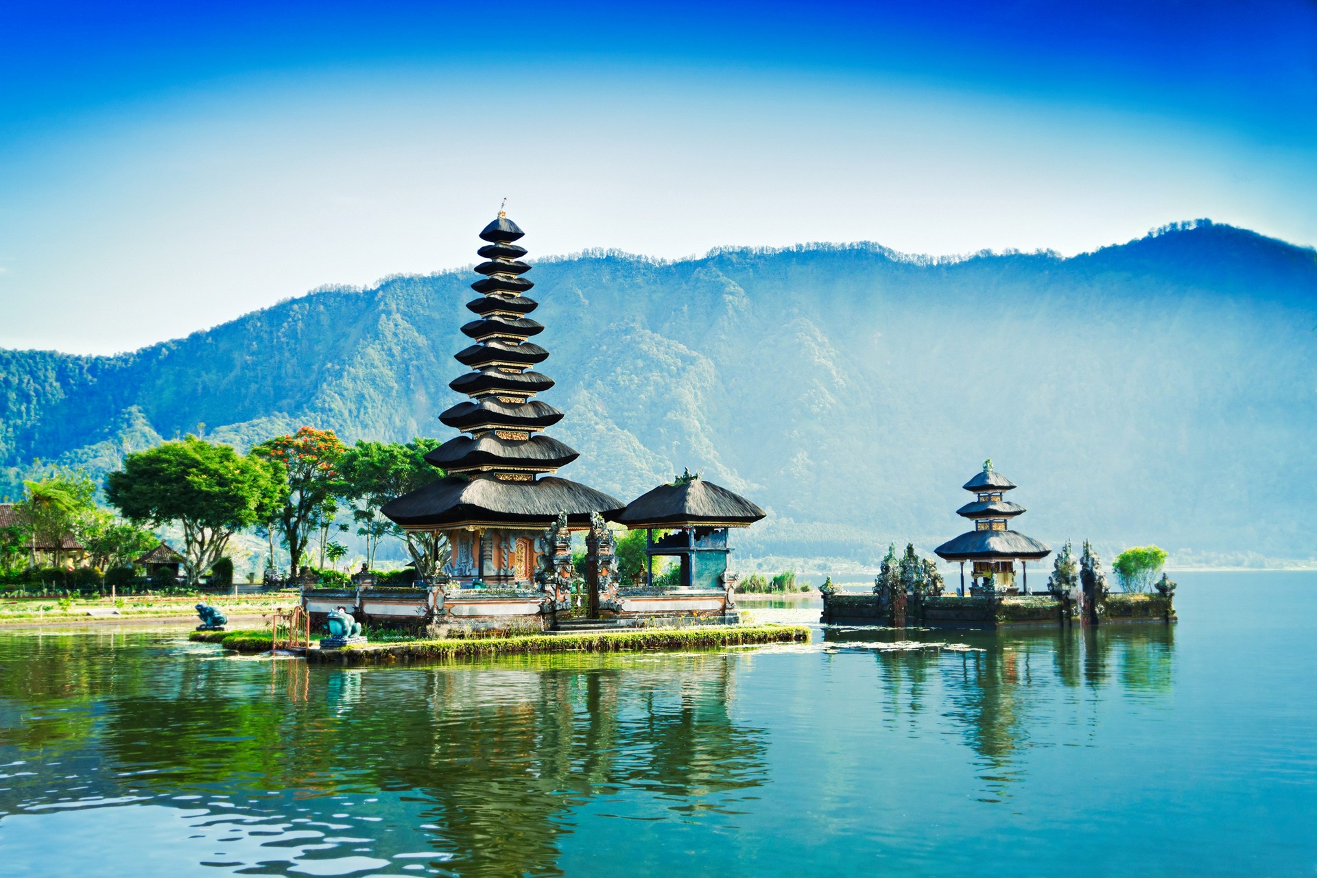 Маленькое бали. Храм улун дану. Индонезия Бали. Бали (остров в малайском архипелаге). Пура улун дану.